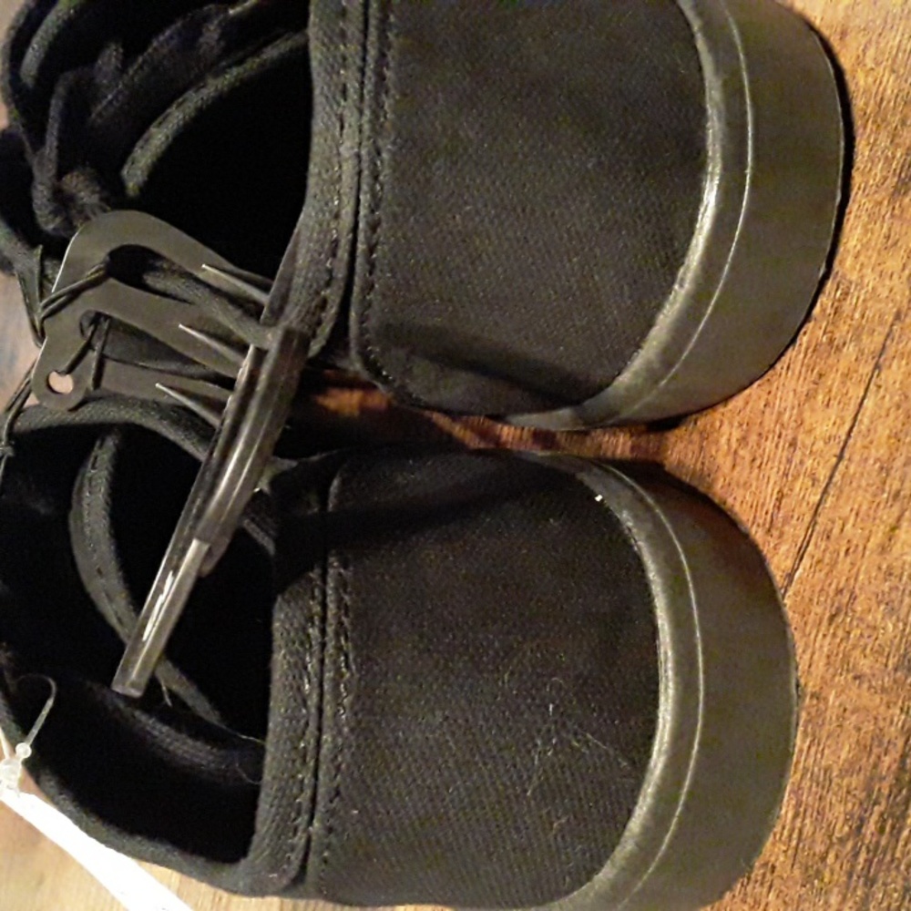 NWT women's Sz 10 Clasdic Time And Tru Lace Up Black Tennis Shoes - Picture 3 of 7